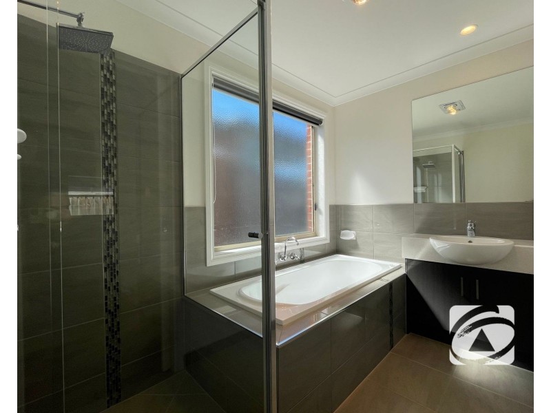 34 Skylark Boulevard, Clyde North VIC 3978