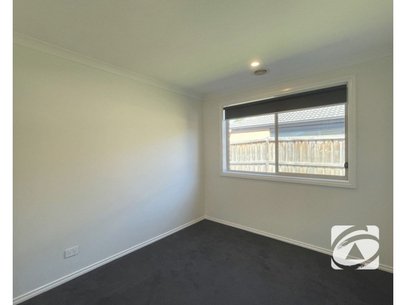 34 Skylark Boulevard, Clyde North VIC 3978