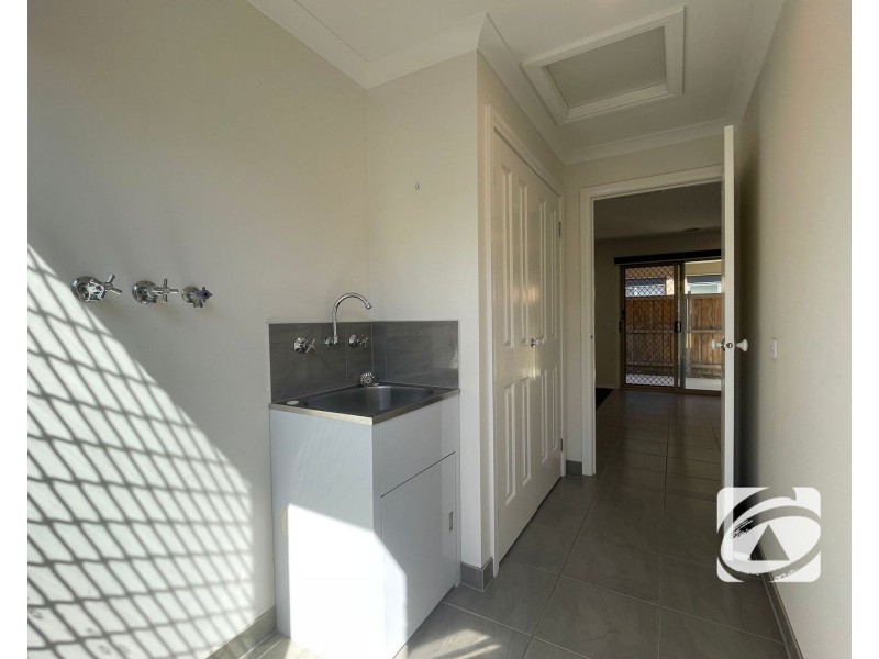 34 Skylark Boulevard, Clyde North VIC 3978