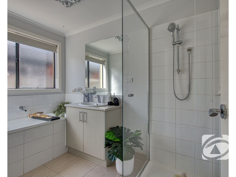 24 Bavaria Lane, Pakenham VIC 3810