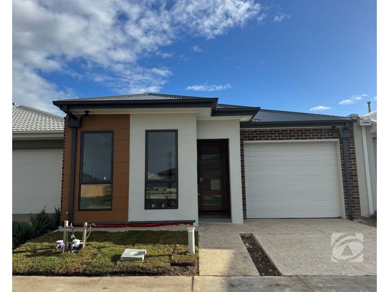 11 Chivers Crescent, Officer VIC 3809