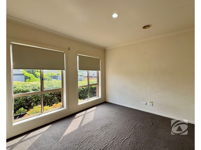 24 Melzak Way, Berwick VIC 3806