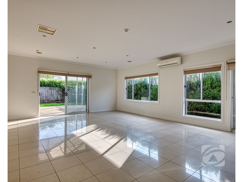 10 Rodlarni Crescent, Berwick VIC 3806