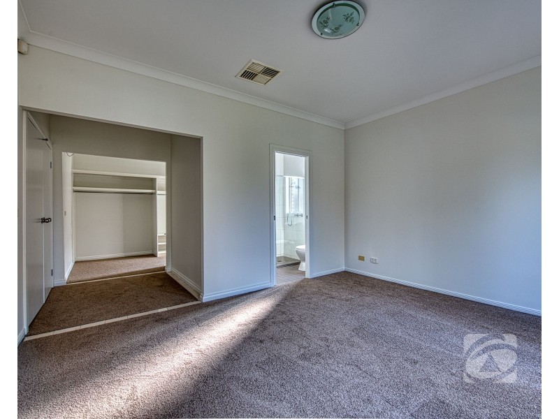 10 Rodlarni Crescent, Berwick VIC 3806