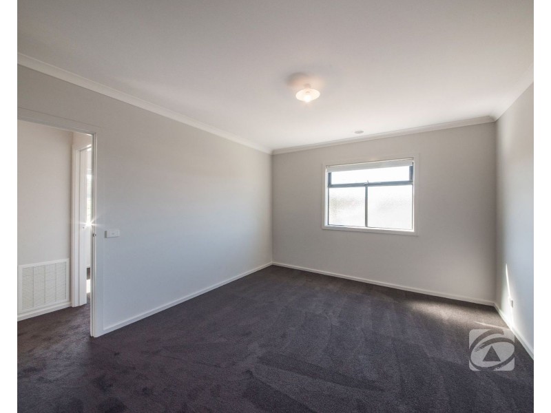 32 Renam Street, Pakenham VIC 3810