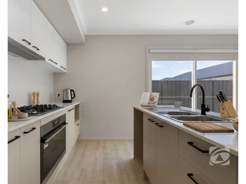 99 Carrera Crescent, Clyde VIC 3978