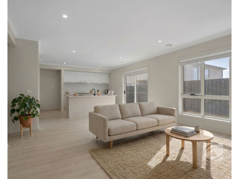 99 Carrera Crescent, Clyde VIC 3978