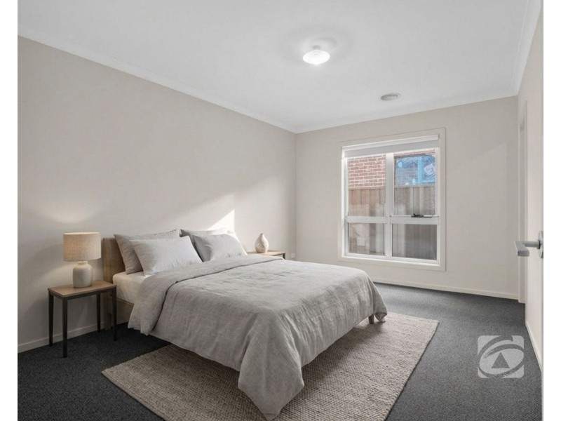 99 Carrera Crescent, Clyde VIC 3978