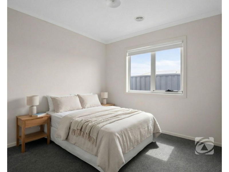 99 Carrera Crescent, Clyde VIC 3978