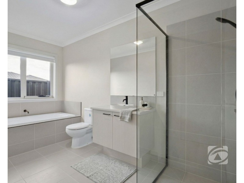 99 Carrera Crescent, Clyde VIC 3978