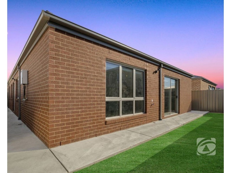 99 Carrera Crescent, Clyde VIC 3978
