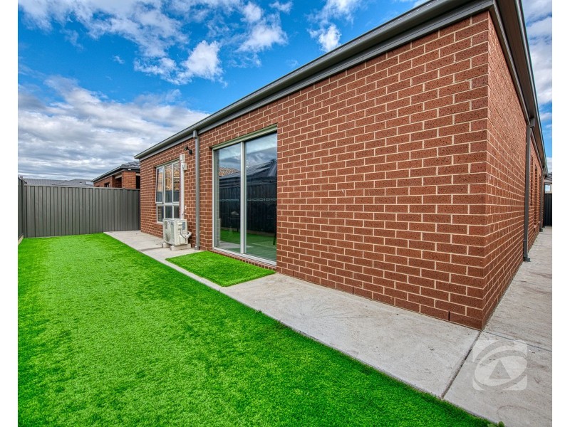 99 Carrera Crescent, Clyde VIC 3978