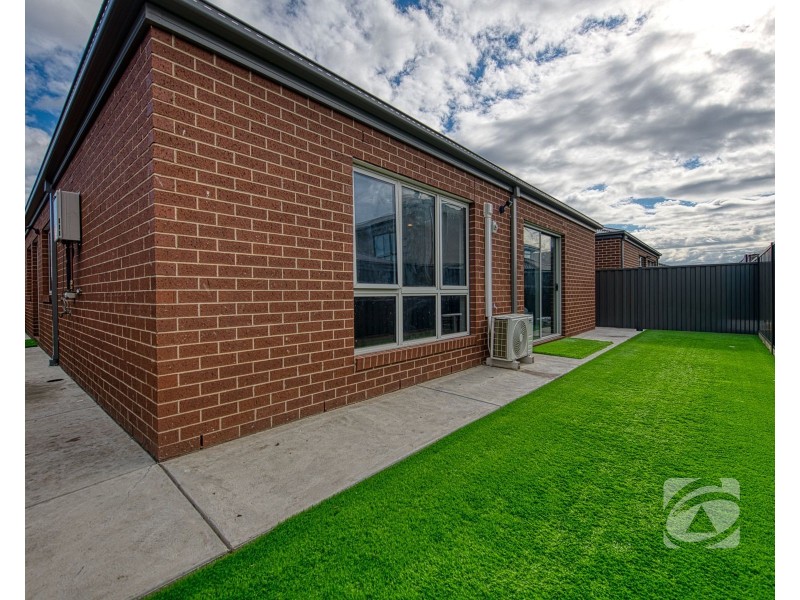 99 Carrera Crescent, Clyde VIC 3978
