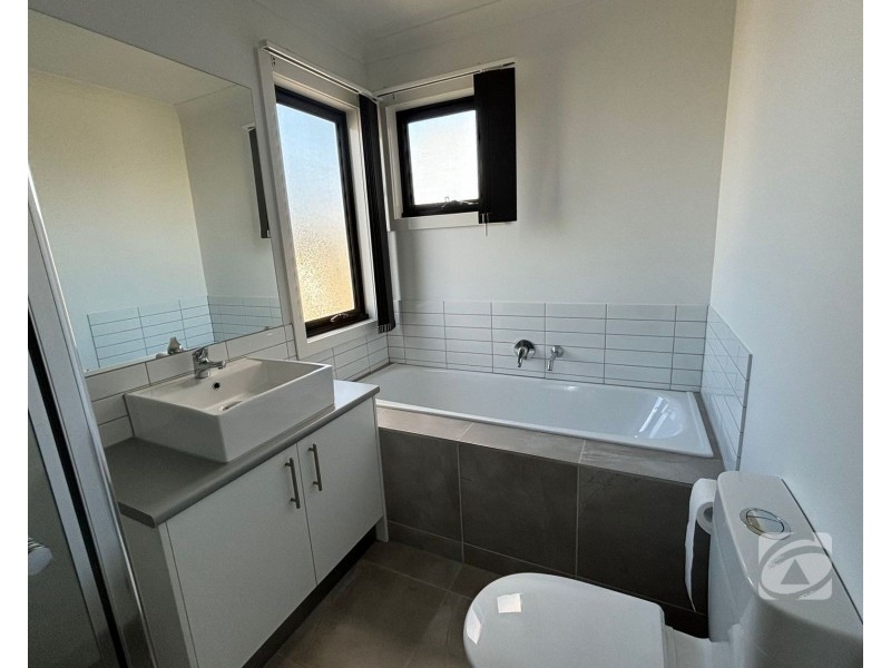 65 Nugget Way, Cranbourne East VIC 3977