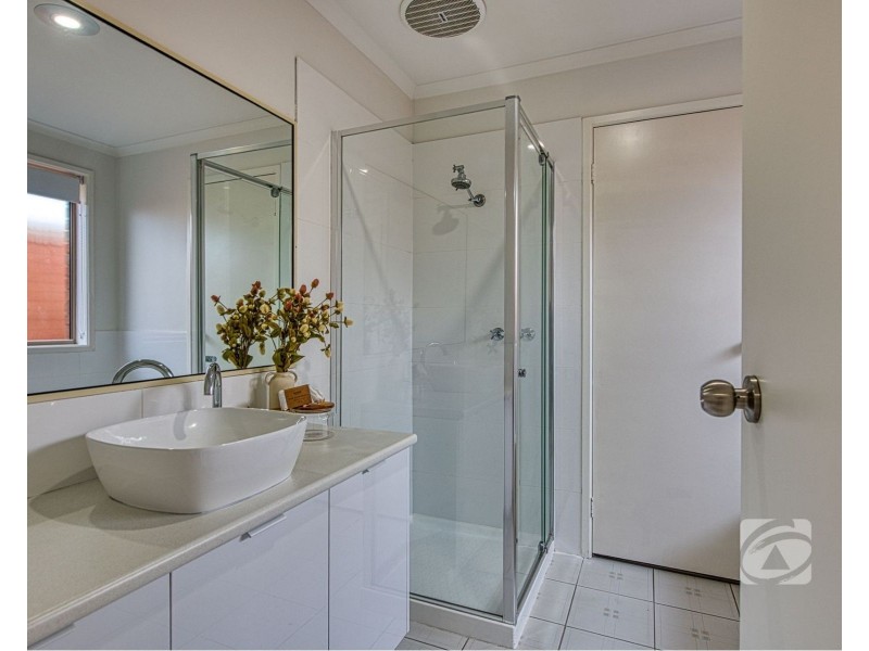 1/42 Strathavan Drive, Berwick VIC 3806