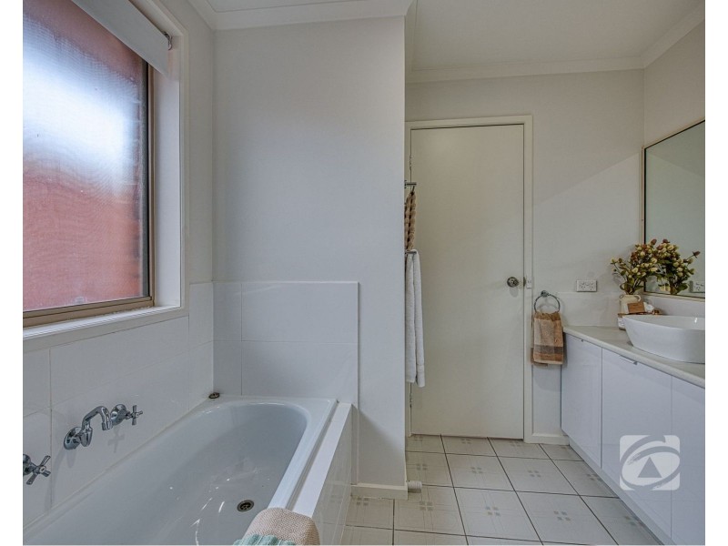 1/42 Strathavan Drive, Berwick VIC 3806