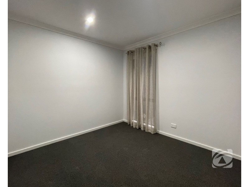 15 Guell Lane, Clyde North VIC 3978