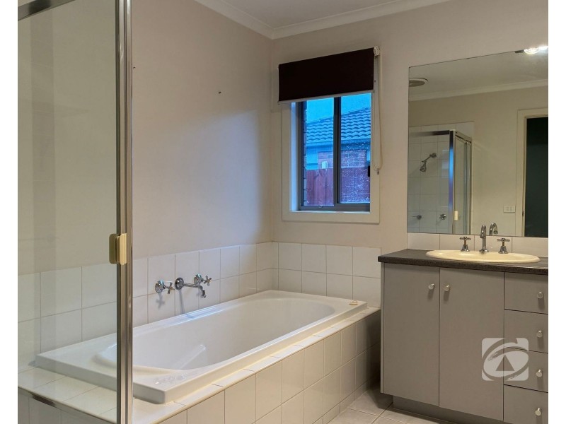 39 Melzak Way, Berwick VIC 3806