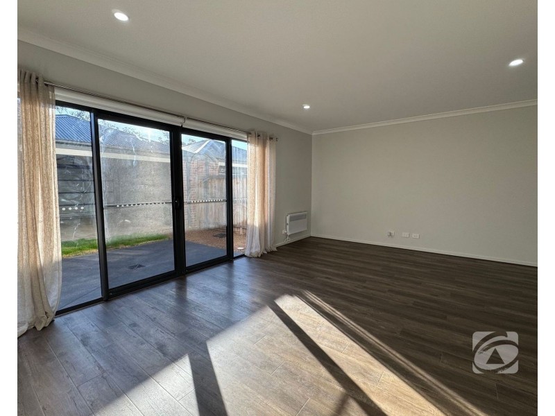 5 Greenhouse Grange, Officer VIC 3809