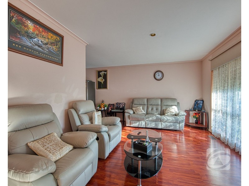 11 Edward Freeth Drive, Endeavour Hills VIC 3802