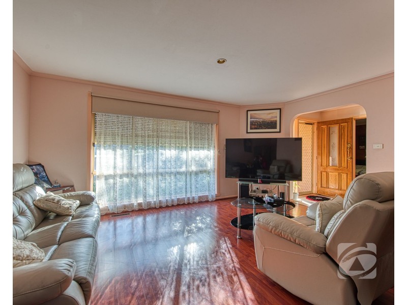 11 Edward Freeth Drive, Endeavour Hills VIC 3802