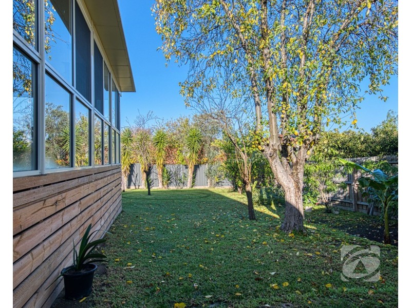 11 Edward Freeth Drive, Endeavour Hills VIC 3802
