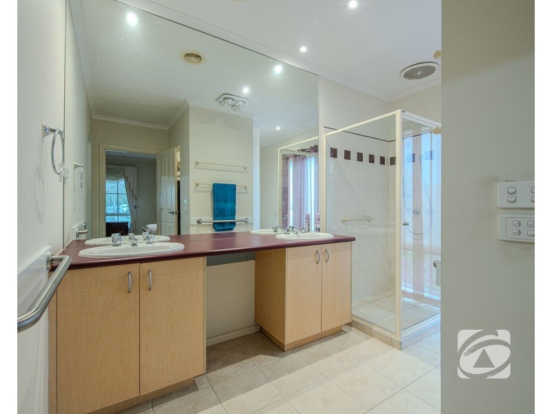 18 Shannon Way, Berwick VIC 3806