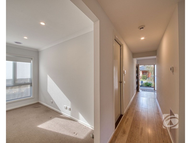 6 Anvil Way, Clyde North VIC 3978