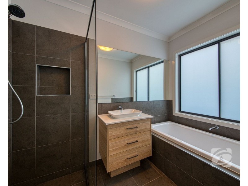 6 Anvil Way, Clyde North VIC 3978