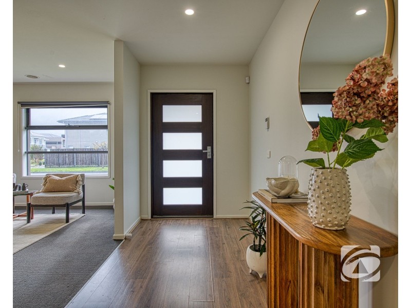 5 Greybark Street, Clyde North VIC 3978