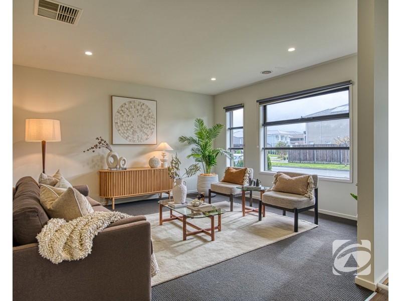 5 Greybark Street, Clyde North VIC 3978