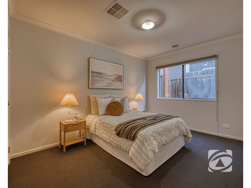 5 Greybark Street, Clyde North VIC 3978