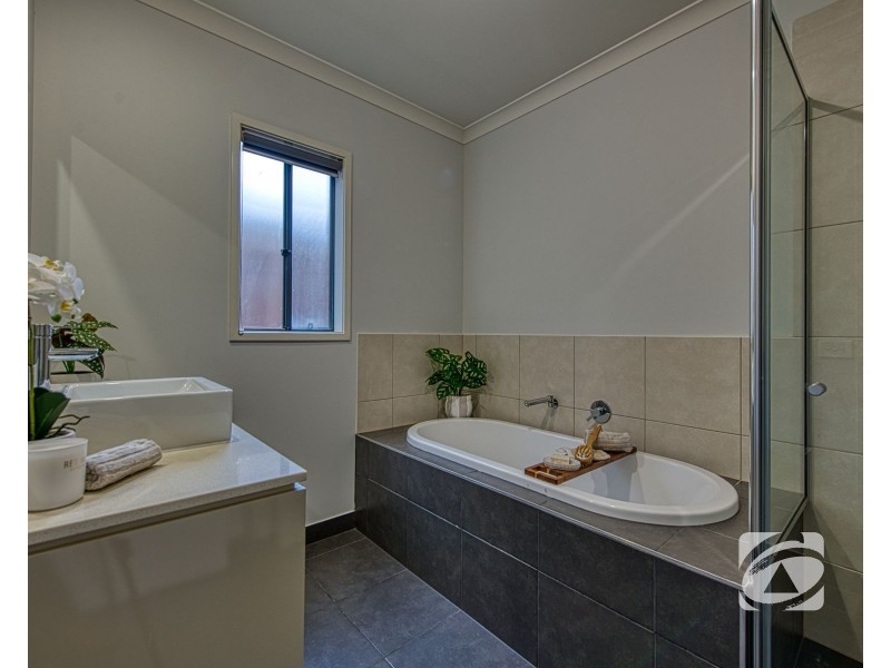 5 Greybark Street, Clyde North VIC 3978