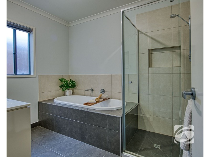 5 Greybark Street, Clyde North VIC 3978