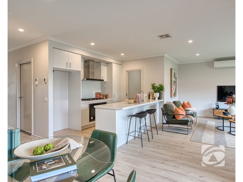 32 Mortlake Drive, Officer South VIC 3809