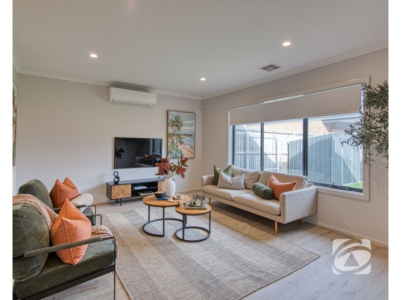32 Mortlake Drive, Officer South VIC 3809