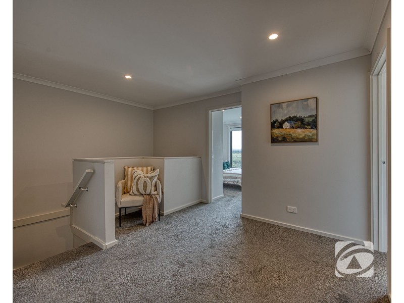 32 Mortlake Drive, Officer South VIC 3809