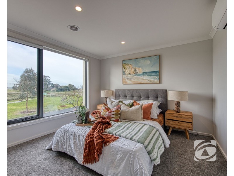 32 Mortlake Drive, Officer South VIC 3809