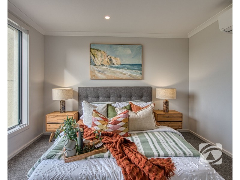 32 Mortlake Drive, Officer South VIC 3809