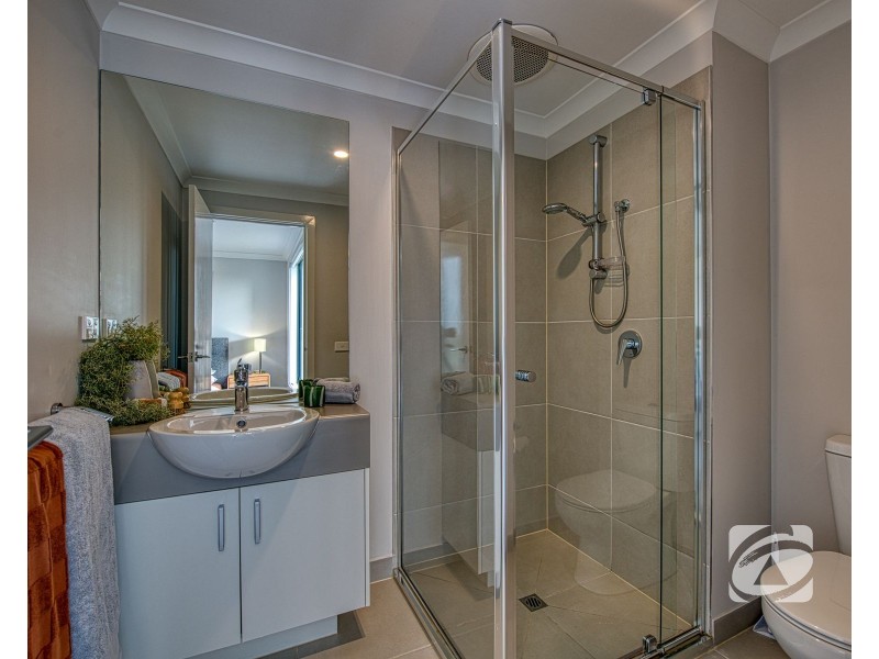 32 Mortlake Drive, Officer South VIC 3809