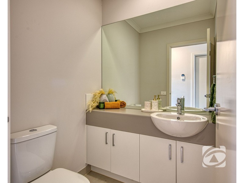 32 Mortlake Drive, Officer South VIC 3809
