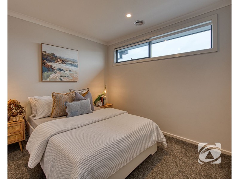 32 Mortlake Drive, Officer South VIC 3809