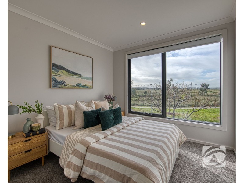 32 Mortlake Drive, Officer South VIC 3809
