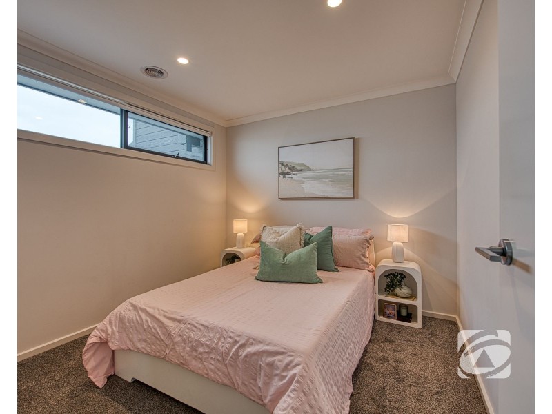 32 Mortlake Drive, Officer South VIC 3809
