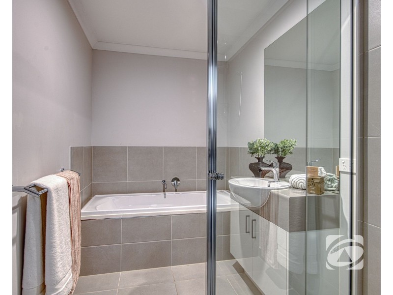 32 Mortlake Drive, Officer South VIC 3809