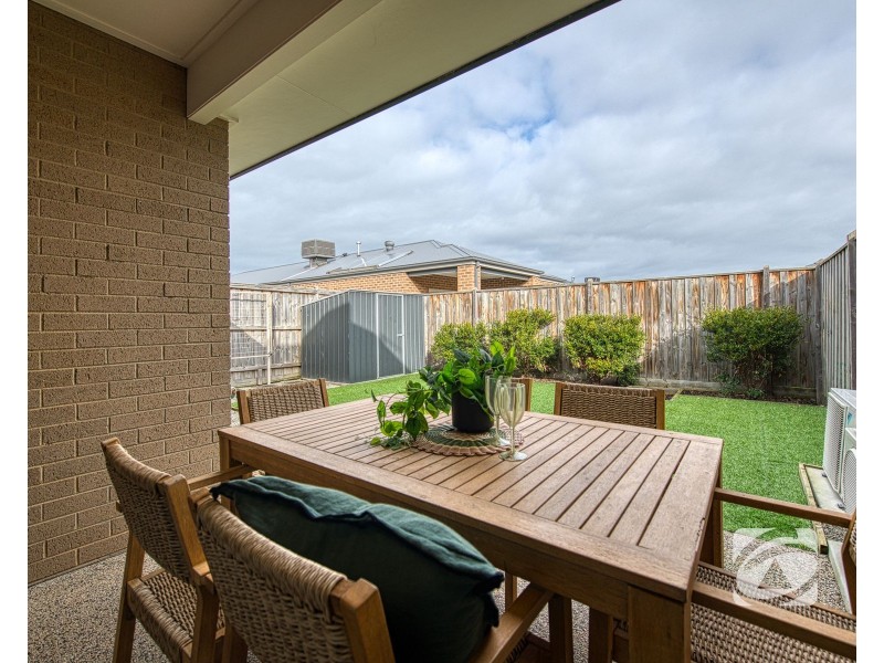 32 Mortlake Drive, Officer South VIC 3809