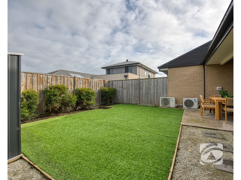 32 Mortlake Drive, Officer South VIC 3809