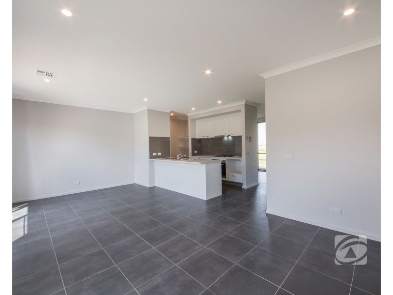 6 Todd Lane, Pakenham VIC 3810