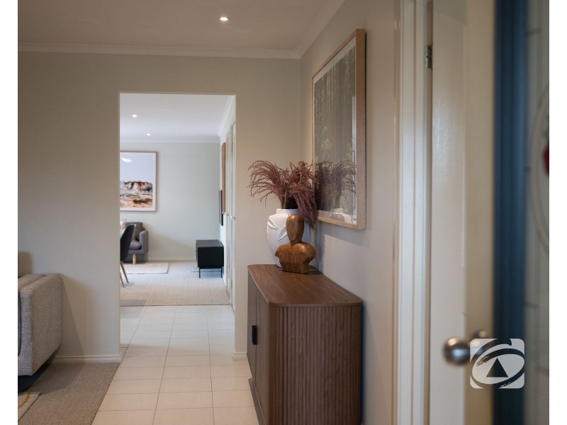 9 Ben Hall Street, Cranbourne East VIC 3977