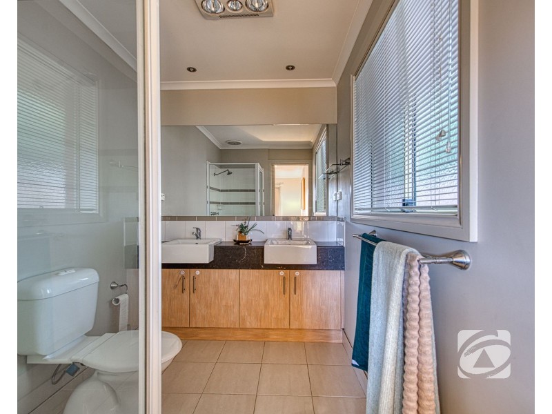 9 Ben Hall Street, Cranbourne East VIC 3977
